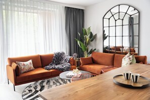 Lägenhet Deluxe | Vardagsrum | Platt-tv