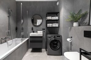 Deluxe appartement | Badkamer | Handdoeken, shampoo, toiletpapier