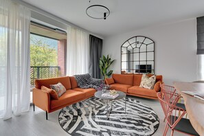 Apartament Deluxe | Sala d'estar | Televisor de pantalla plana 