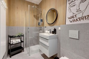 Deluxe-Apartment | Badezimmer | Handtücher, Shampoo, Toilettenpapier