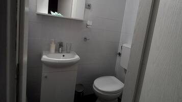 Apartment (Double Room (A2)) | Bathroom | Shower, towels