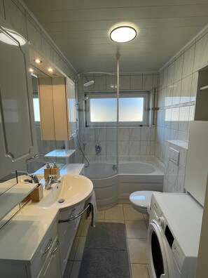 Haartrockner, Handtücher, Seife, Toilettenpapier
