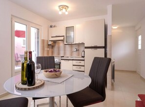 Apartment (One Bedroom Apartment with Terrace 5) | Dining room - Ena Apartments (Jelsa)