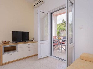 Apartment (One Bedroom Apartment with Balcony 3) | Dining room - Ena Apartments (Jelsa)