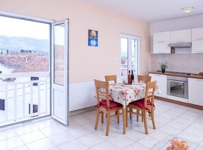 Apartment (One Bedroom Luxury Apartment with Bal) | Wohnzimmer | 32-Zoll-Flachbildfernseher mit Satellitenempfang
