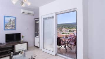Apartment (One Bedroom Apartment with Balcony an) | Dining room