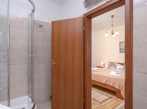 Apartment (One Bedroom Apartment with Balcony 3) | 5 Schlafzimmer, Babybetten, kostenloses WLAN