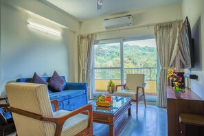 Apartamento, 3 quartos, sacada, vista para a piscina | Área de estar | TV de tela plana