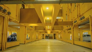 Tempat letak kenderaan sendiri percuma 