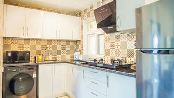 apartman, 3 hálószobával, erkély, kilátással a medencére | Privát konyha