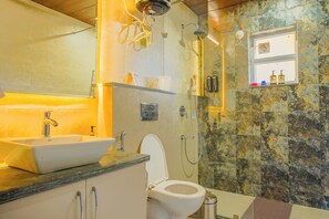 Appartement, 3 slaapkamers, balkon, uitzicht op zwembad | Badkamer | Pantoffels