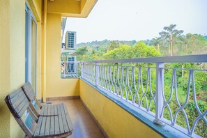 Appartement, 3 slaapkamers, balkon, uitzicht op zwembad | Uitzicht vanaf balkon