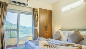 Apartment, 3 Bedrooms, Balcony, Pool View | 3 bilik tidur, langsir/tirai gelap terus, seterika/papan seterika 