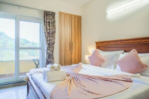 Appartement, 3 slaapkamers, balkon, uitzicht op zwembad | 3 slaapkamers, verduisterende gordijnen, een strijkplank/strijkijzer