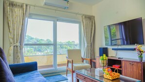 Apartment, 3 Bedrooms, Balcony, Pool View | Ruang tamu | TV skrin rata 