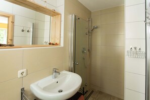 Douche, sèche-cheveux, serviettes fournies, savon