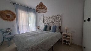 Tabla de planchar con plancha, wifi y ropa de cama 