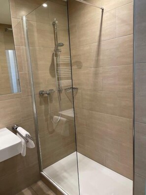 Comfort Single Room | Bathroom | Shower, hair dryer, slippers, towels - Hotel Fliederbusch  (Borken)