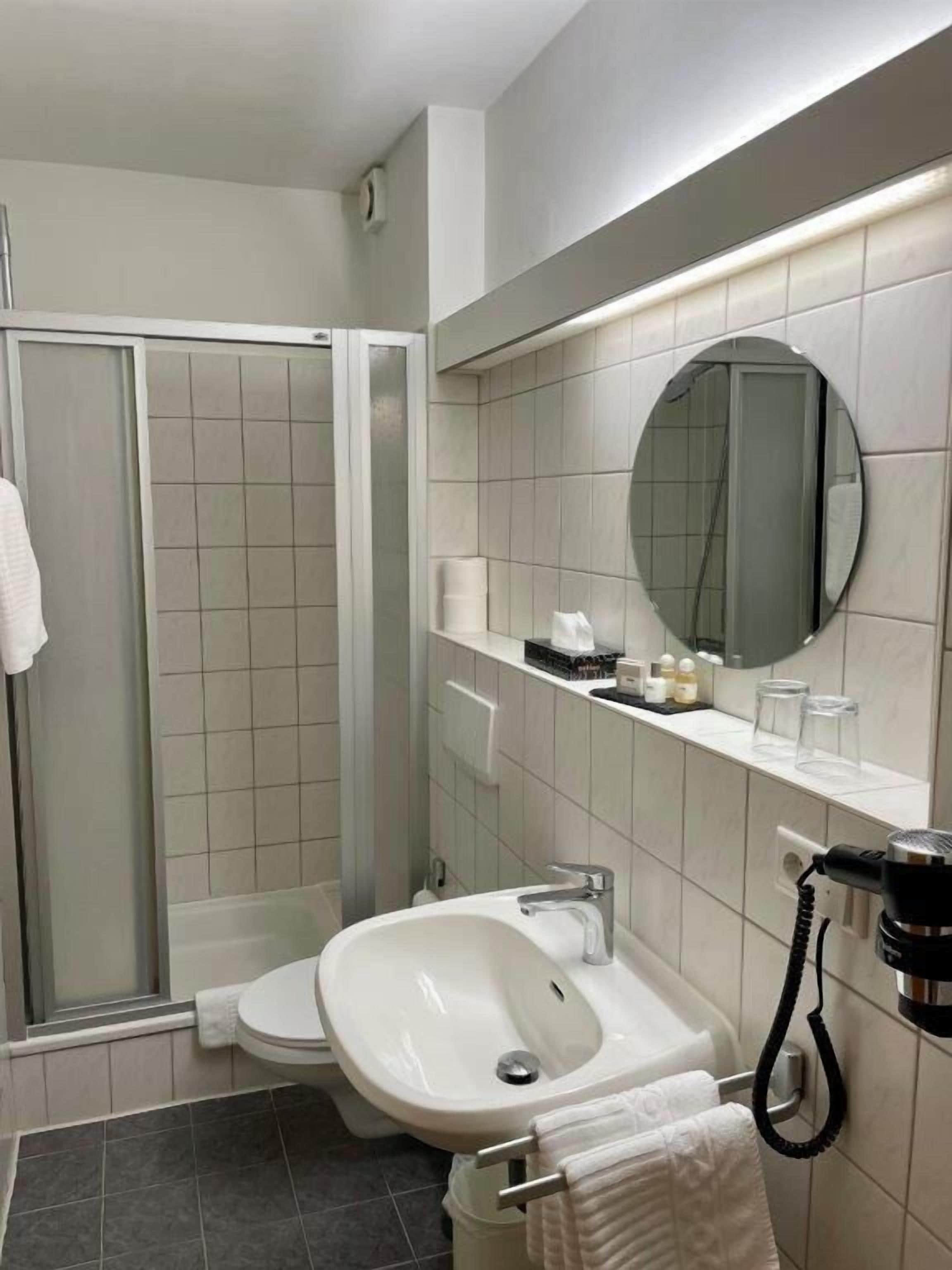 Classic Double Room Single Use, Balcony, Courtyard View | Bathroom