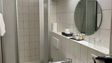 Classic Double Room Single Use, Balcony, Courtyard View | Bathroom