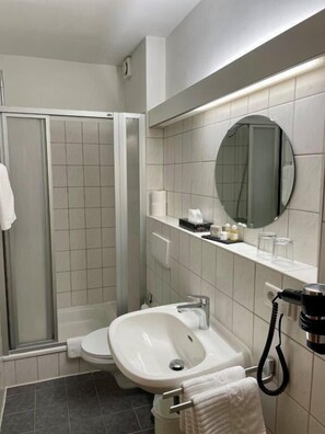 Classic Double Room Single Use, Balcony, Courtyard View | Bathroom | Shower, hair dryer, slippers, towels - Hotel Fliederbusch  (Borken)