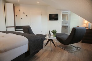 Habitación Confort doble de uso individual, vistas al patio | Escritorio, espacio para trabajar con un portátil, cortinas opacas