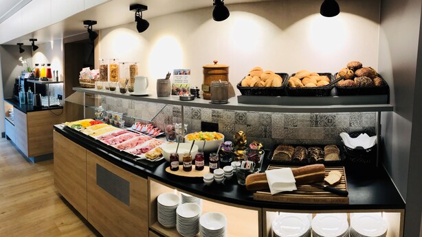 A buffet with various food items and condiments. - Hotel Fliederbusch  (Borken)