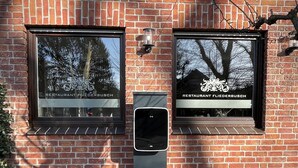 A brick building with two windows displaying the name 'RESTAURANT FLIEDERBUSCH'. - Hotel Fliederbusch  (Borken)