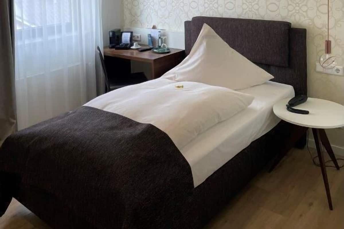 Comfort Single Room | Desk, laptop workspace, blackout drapes, free WiFi