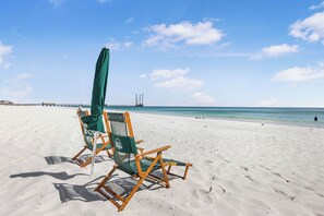 Sur la plage, chaise longue, serviettes de plage