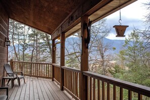 Terrace/patio - Wilderness Ridge - Starry Nights & Mountain Sights - Pet Friendly (Sevierville)