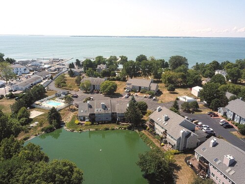 Newly renovated 2-bedroom condo with WiFi, AC in lovely Kelleys Island