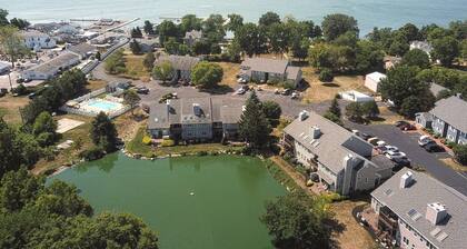 Newly renovated 2-bedroom condo with WiFi, AC in lovely Kelleys Island