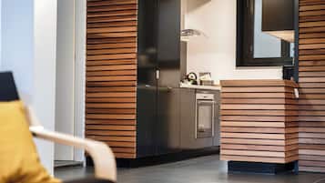 Deluxe Apartment | Private kitchen | Toaster, spices, paper towels