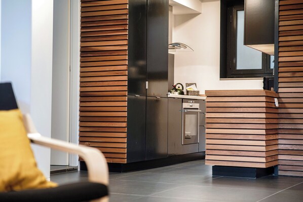 Departamento Deluxe | Cocina privada | Tostadora, condimentos y toallas de papel 