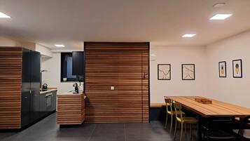 Tostadora, condimentos y toallas de papel