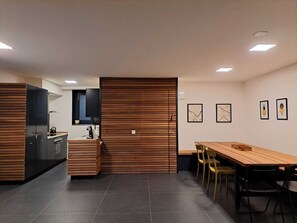 Tostadora, condimentos y toallas de papel 