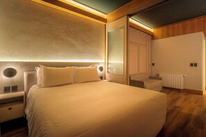 Laptop workspace, free WiFi, bed sheets