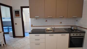 Lejlighed | Privat køkken | Køleskab, ovn, kogeplade, køkkentøj/tallerkener/redskaber