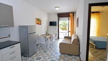 Refrigerador, horno, parrilla de estufa y utensilios de cocina