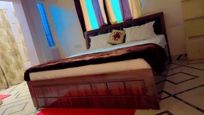 Een slaapkamer met een bed, gordijnen, een raam en een vloer met een patroon.