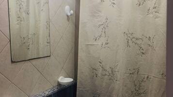 SĂšche-cheveux, bidet, serviettes fournies, papier toilette