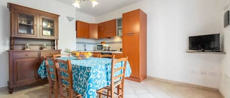 Apartment, 2 Bedrooms, Patio | Dining room