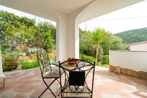 Apartment, 1 Schlafzimmer, Balkon, Meerblick | Speisen im Freien