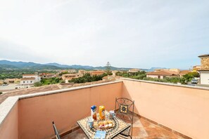 Outdoor dining - Two Room Flat With Stunning Terrace Near Budoni (Budoni)