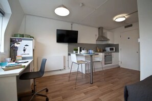 Apartment, 3 Bedrooms, Non Smoking | Private kitchen - Student Only OLIB (London)