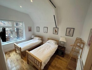 2 soverom, strykejern/-brett, wi-fi og sengetøy