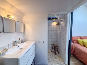 Shower, hair dryer, bidet, towels