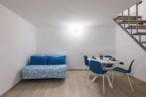 Eenvoudig appartement | Woonruimte | Een 32-inch ledtelevisie met digitale zenders