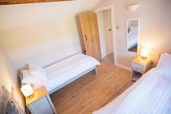 Iron/ironing board, free WiFi, bed sheets